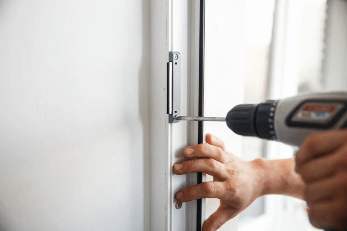 Naprawa klamek okiennych, zawiasów i inne